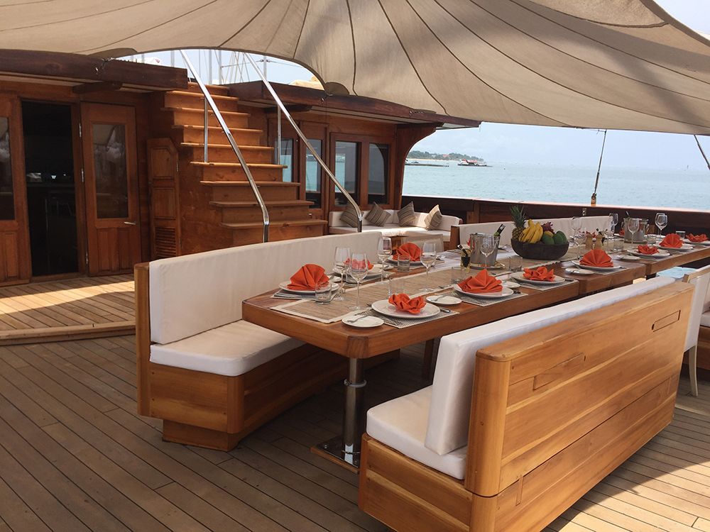 Al fresco dining on Lamina