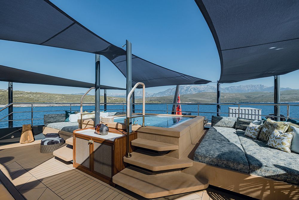 On-deck spa pool