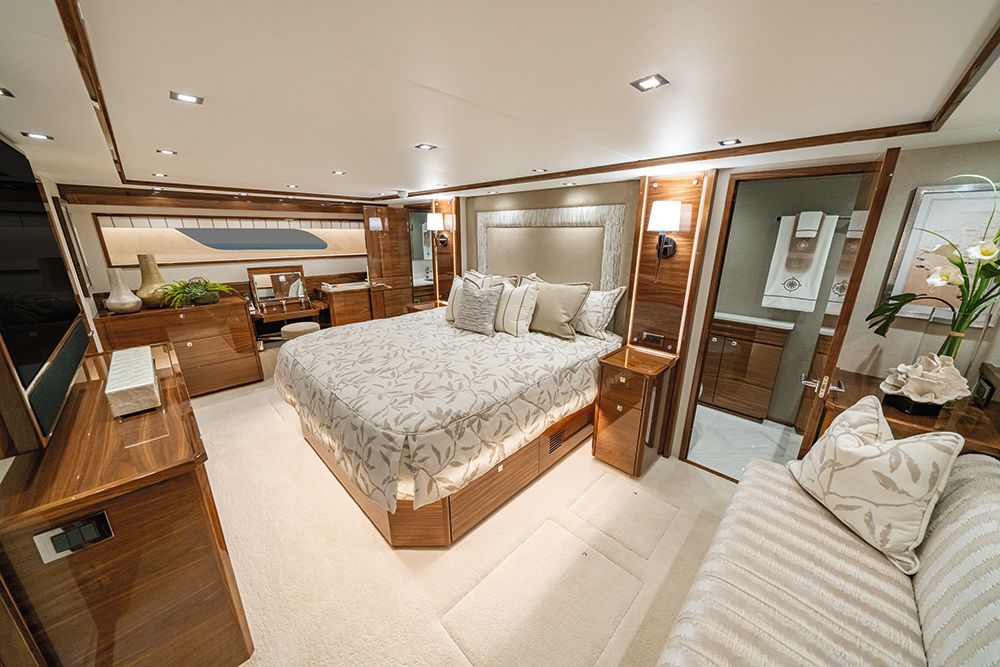Bedroom in cream and wood