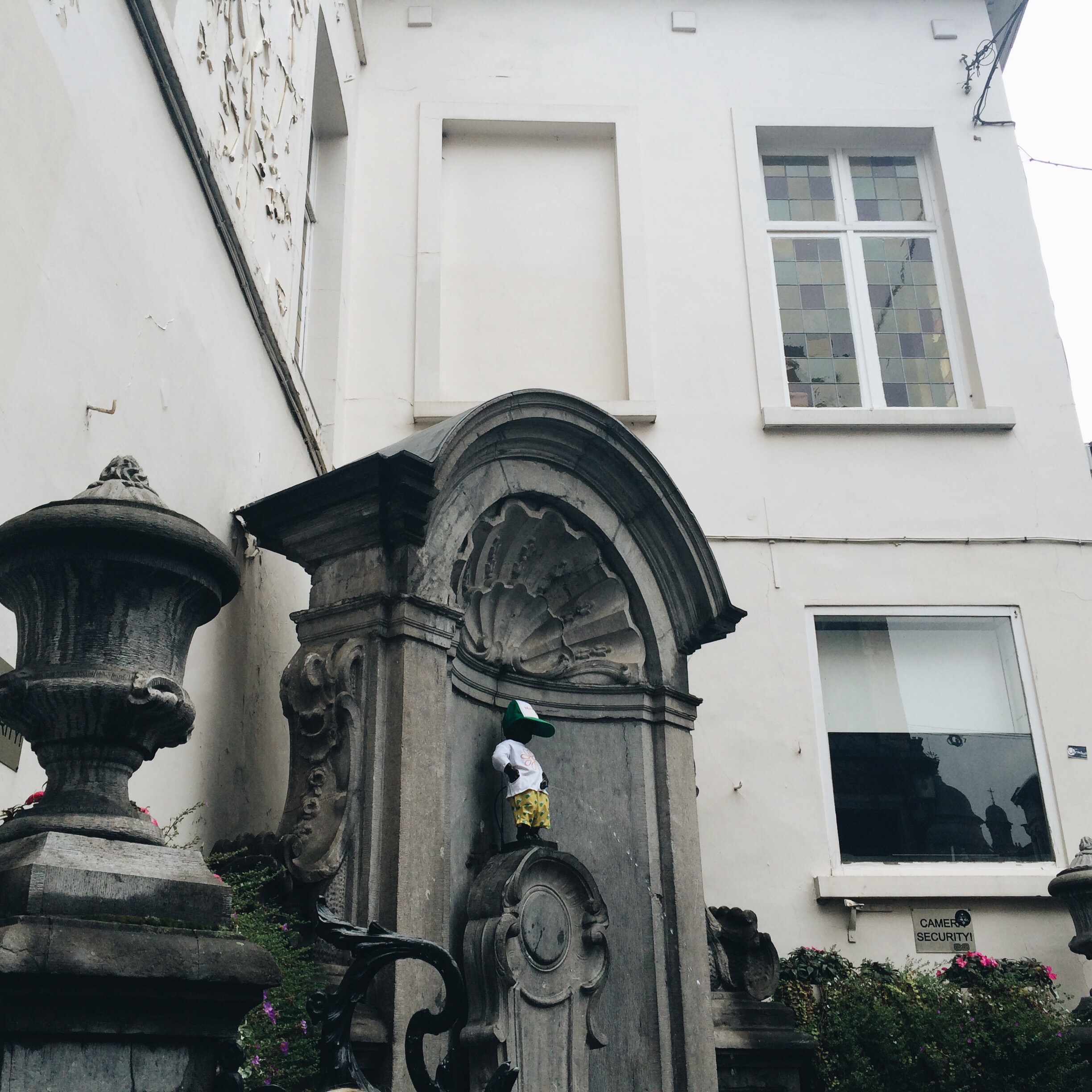 the famous statue of Manneken Pis in Brussels