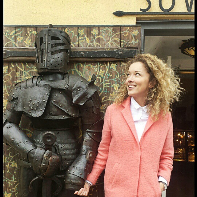 Showaround Local Anastasia posing next to a sculpture