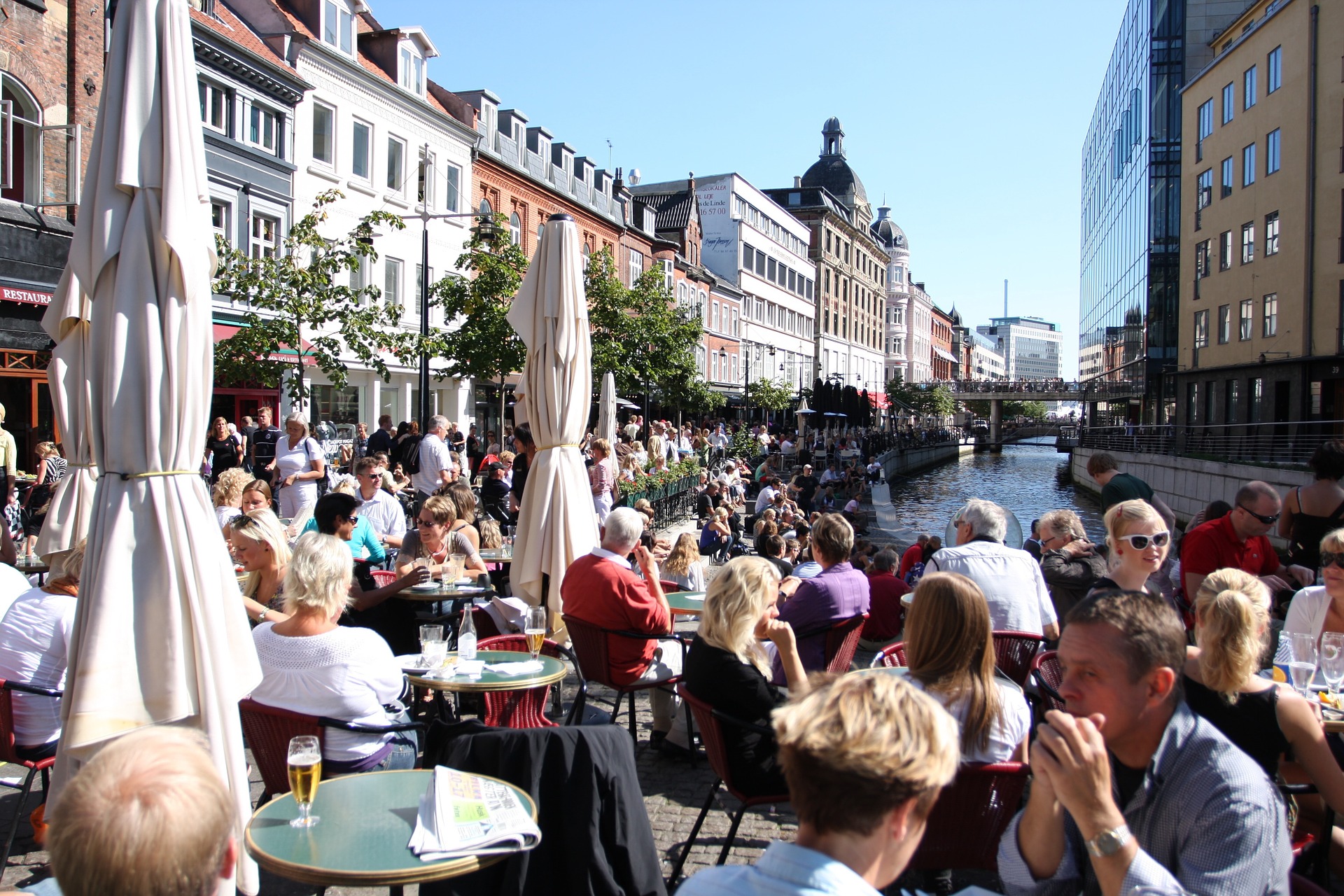 people eating durin the day in Aarhus