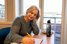 Privatistjente som sitter og skriver på Sonans