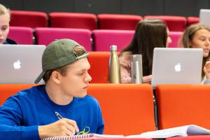 Bildet av studenter som sitter i lesesal
