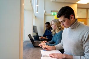 Studenter sitter og leser hos Sonans