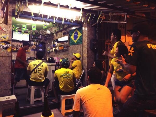 Fußballgucken in der Favela