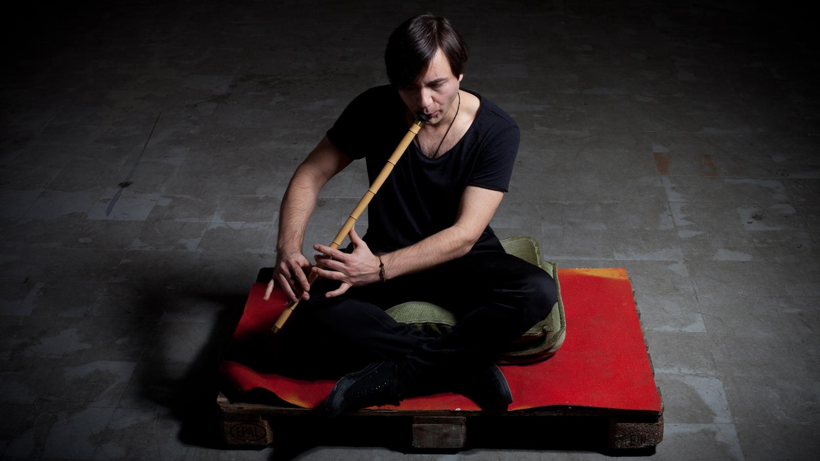 Ümit Han musiziert