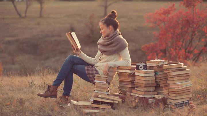 frau liest buch shutterstock ll 16zu9