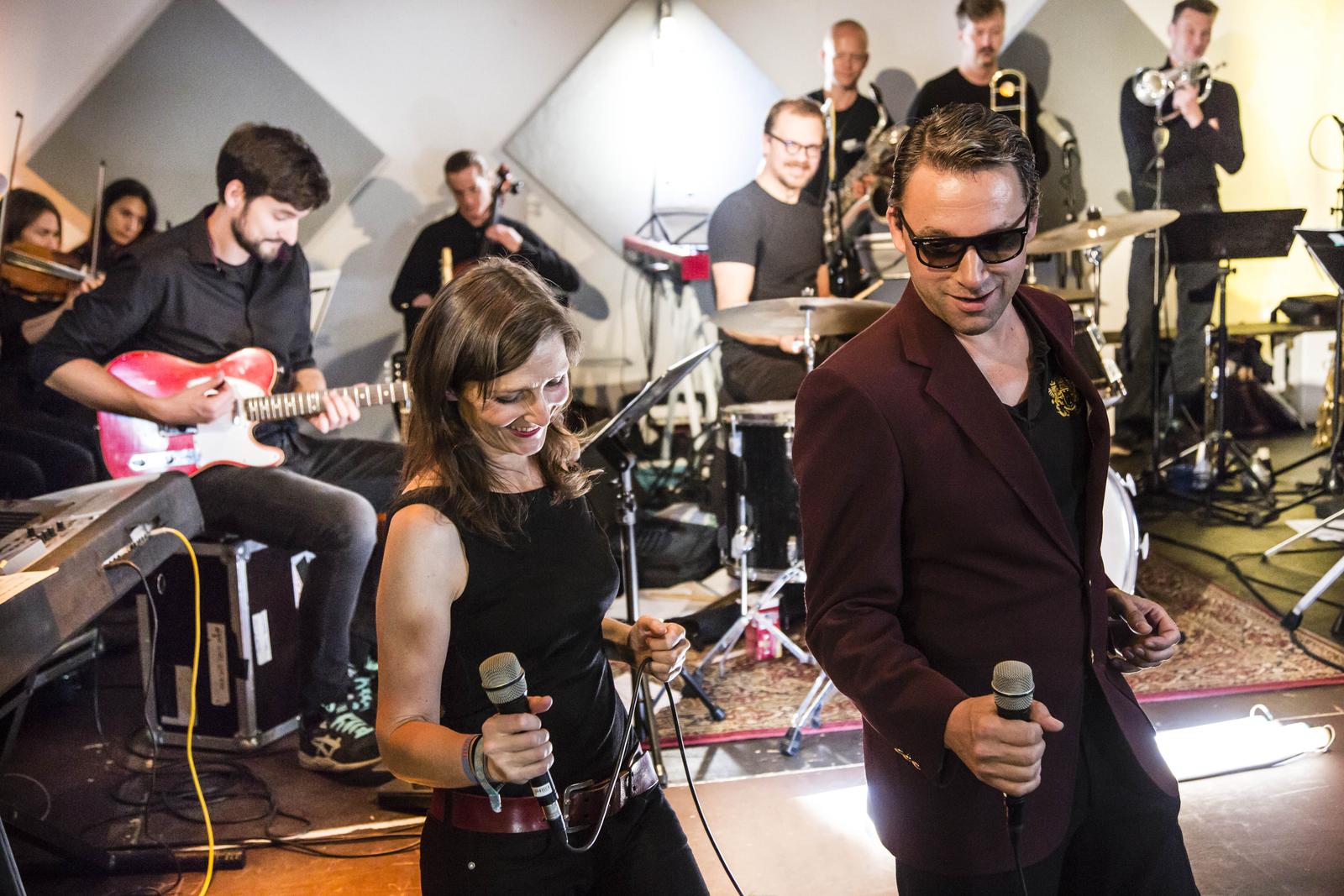 Rocko Schamoni mit Orchester bunt