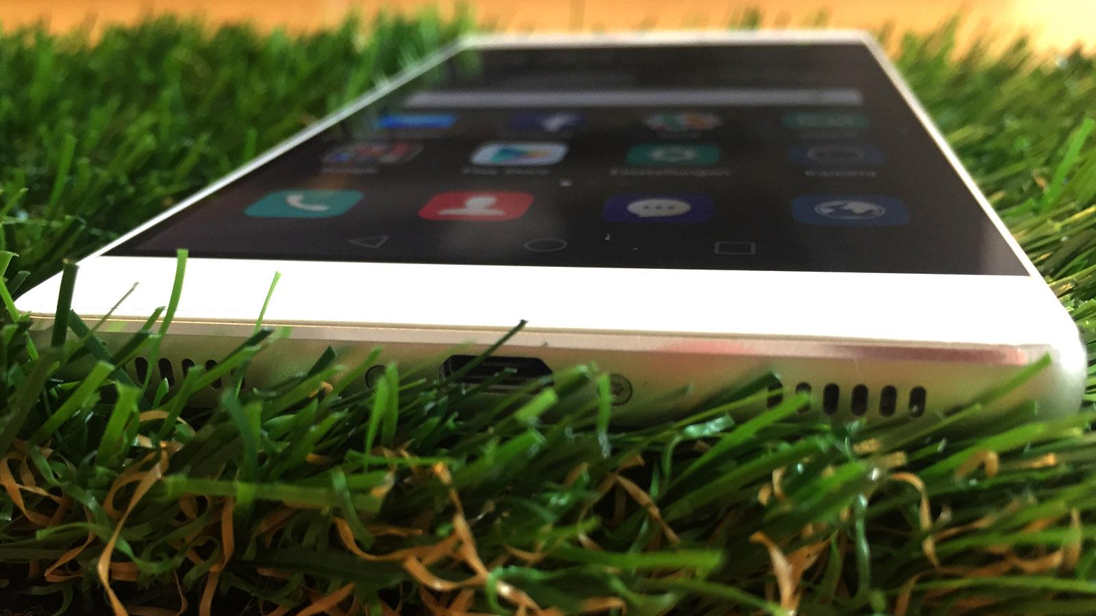 Huawei Ascend P8 im Gras