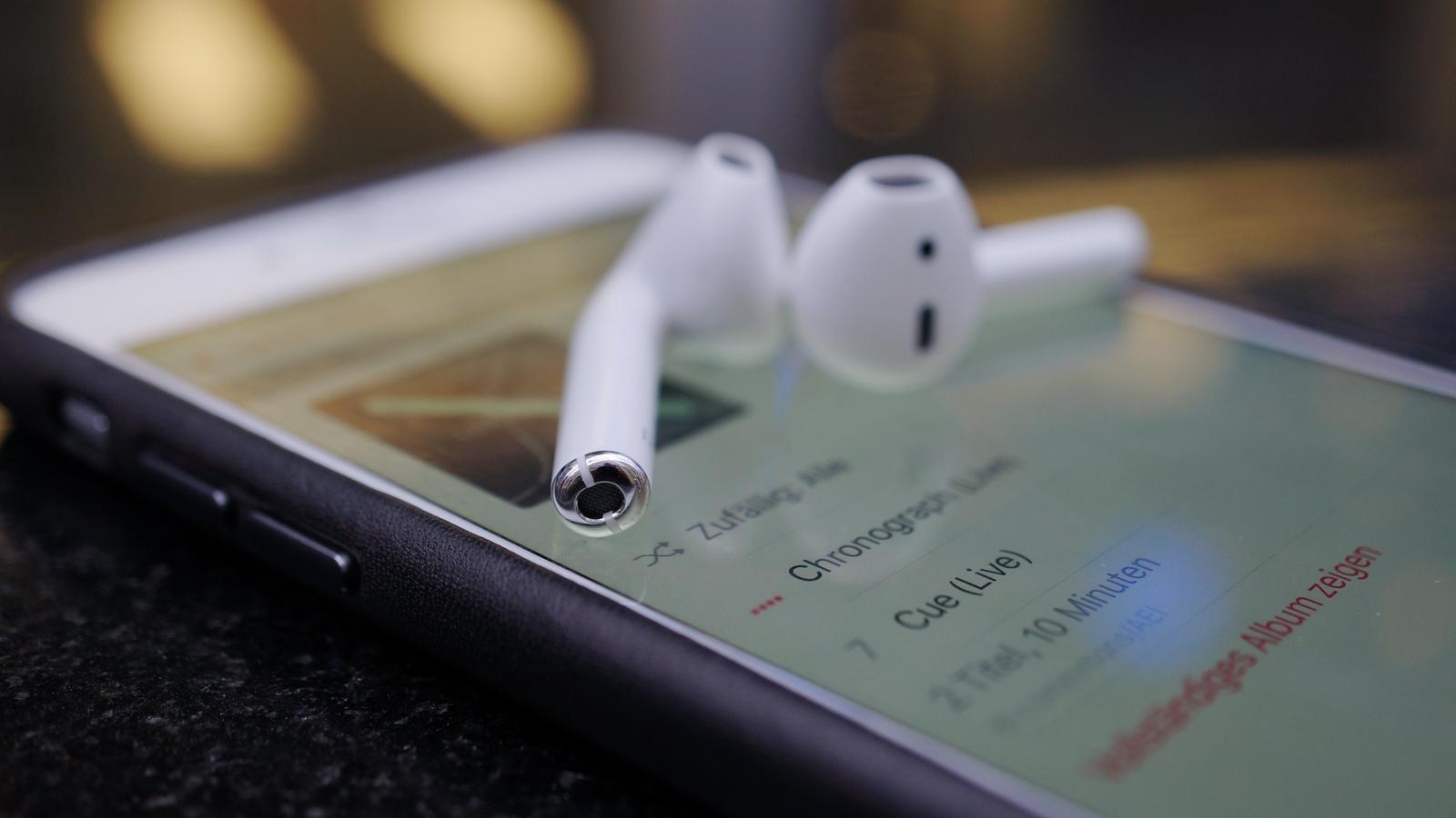 Apple AirPods 02