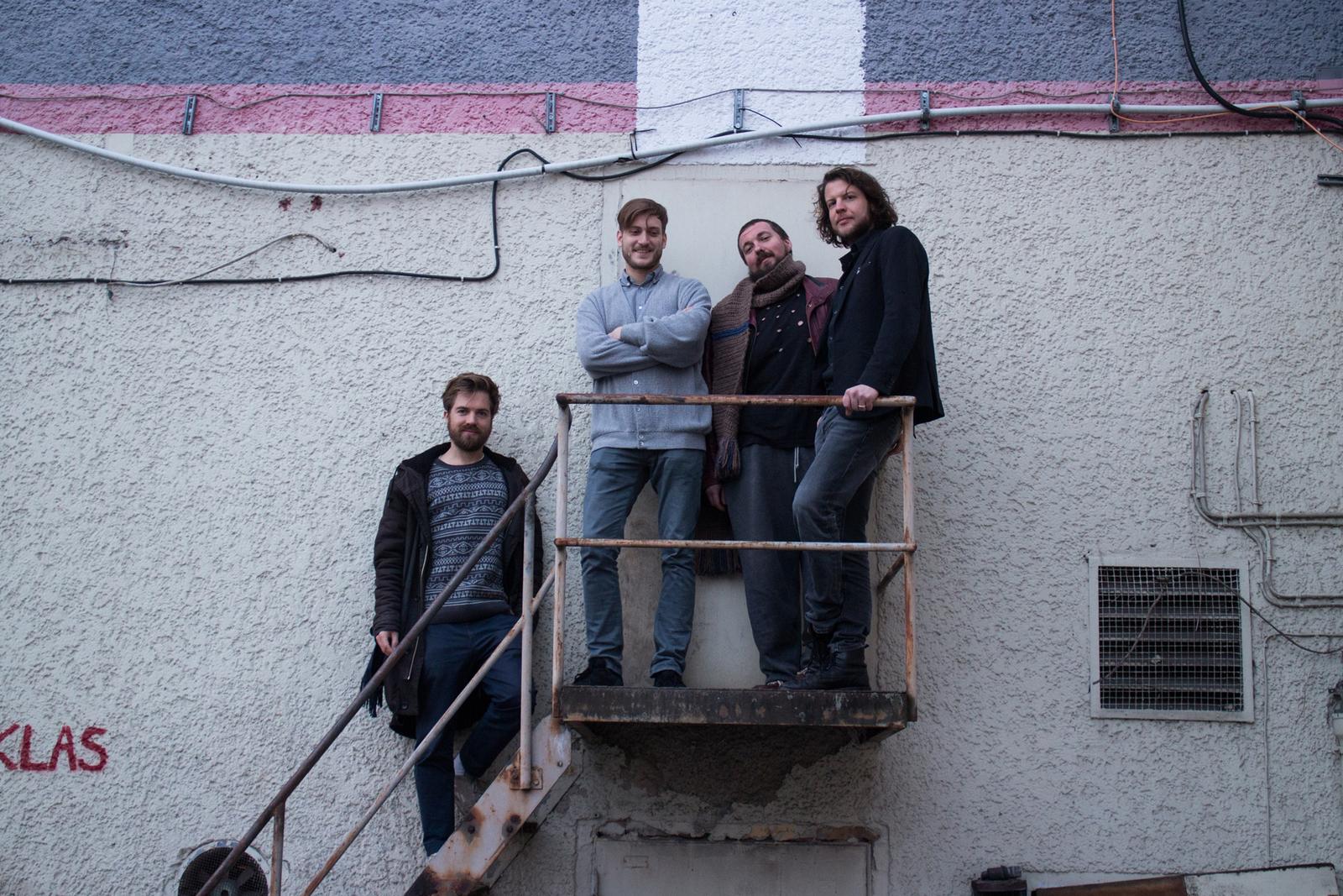 Brandt Brauer Frick vor der Wand