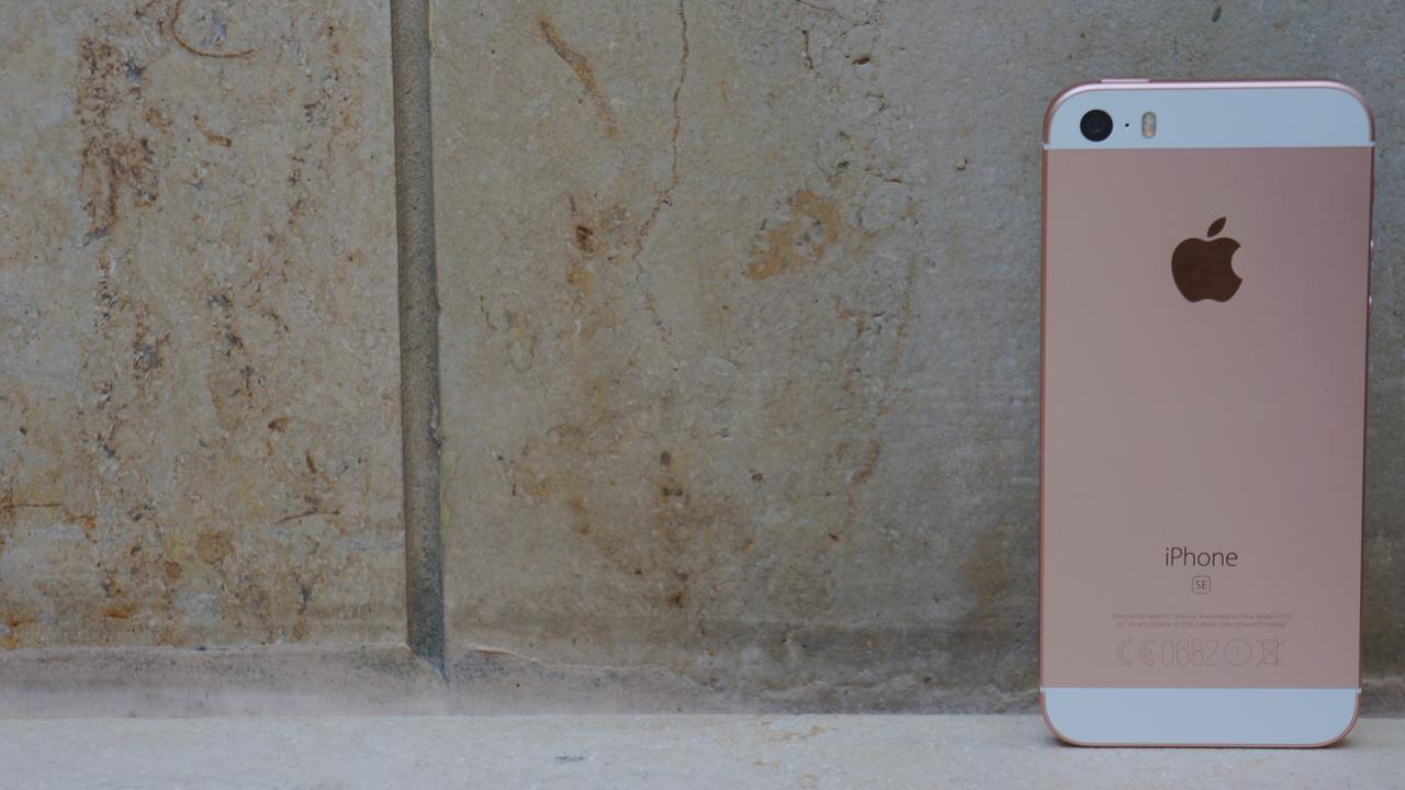 iPhone SE Review - lead