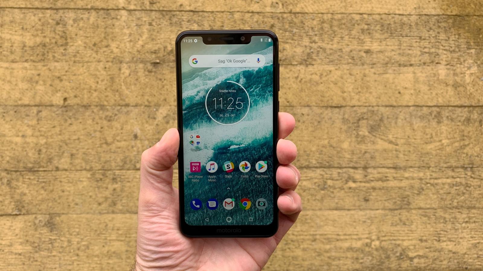 Motorola One lede