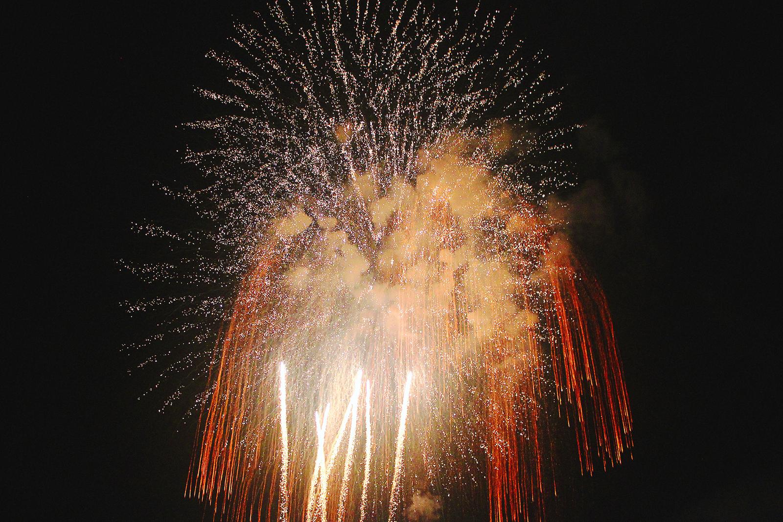 Omagari Feuerwerk nachts quer