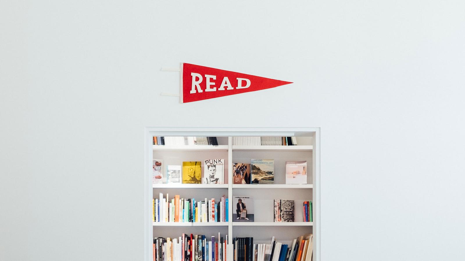 leseliste april bücherregal