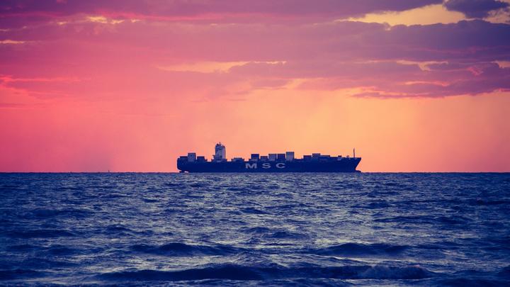 LL - Containerschiffe auf hoher See