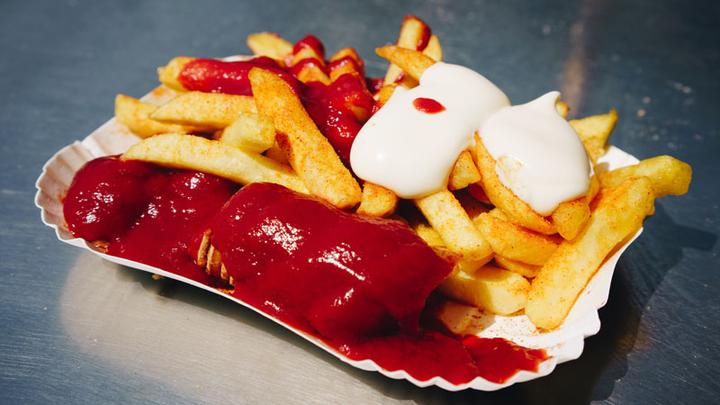 pommes currywurst