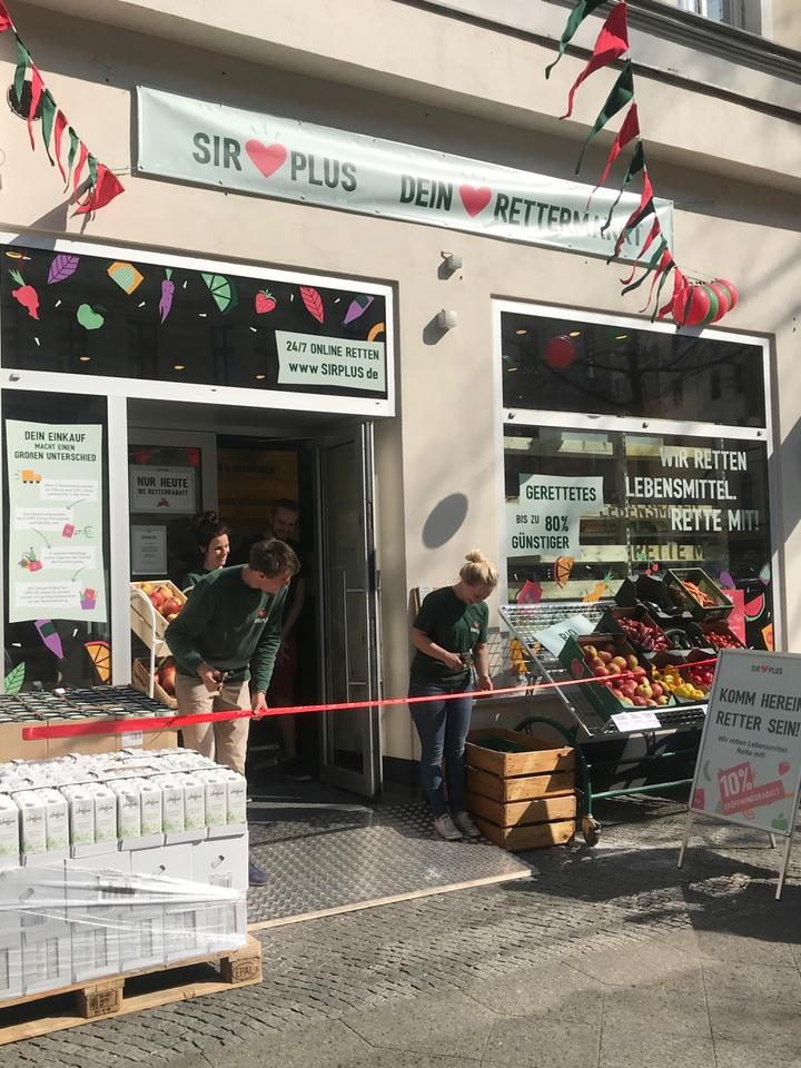 Sirplus Laden in der Bergmannstrasse rotes Band