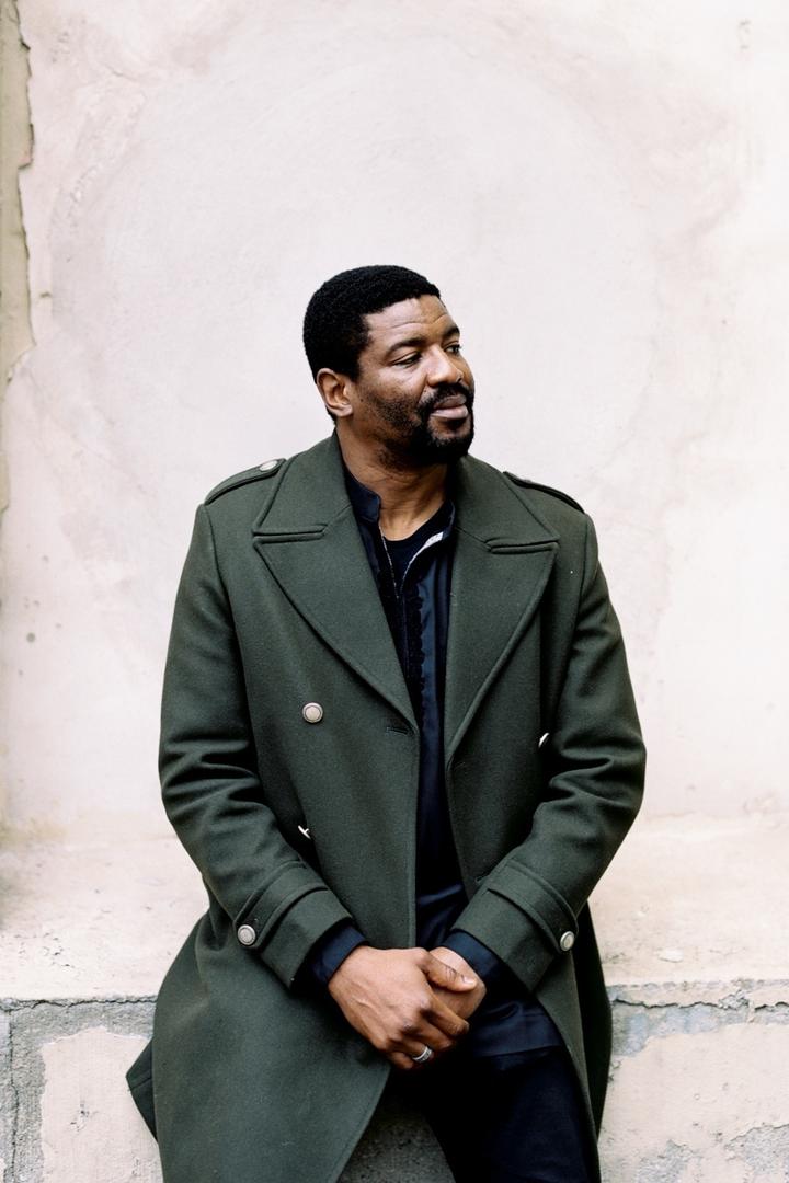 Emeka Ogboh vor einer weissen Wand
