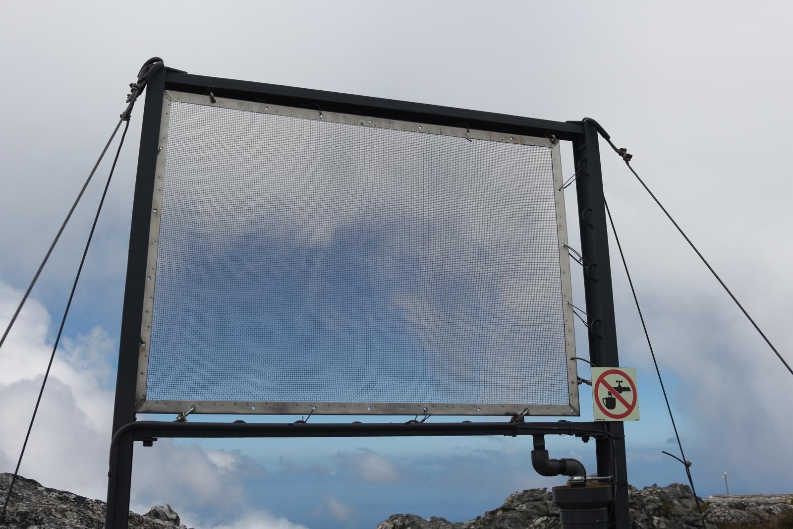 Water Works 10 - ein Nebelauffangnetz auf dem Tafelberg in Südafrika