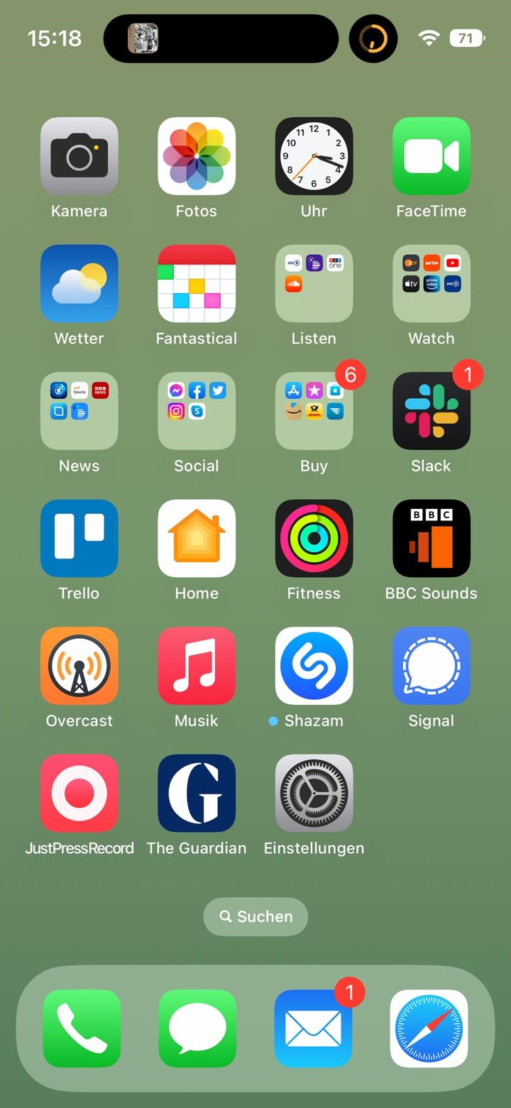 iPhone 14 Pro mit aktivem Timer in der Dynamic Island bei laufender Musik