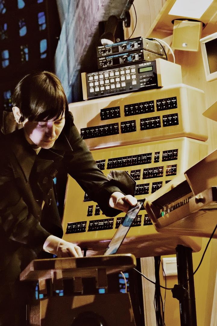 Marion Wörle an der Orgel der Berliner KWG 2021