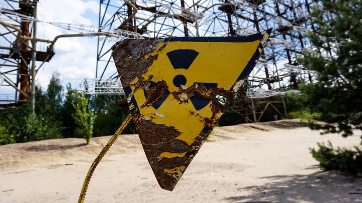 FF-21052022-Verrostetes Nuklear-Warnschild