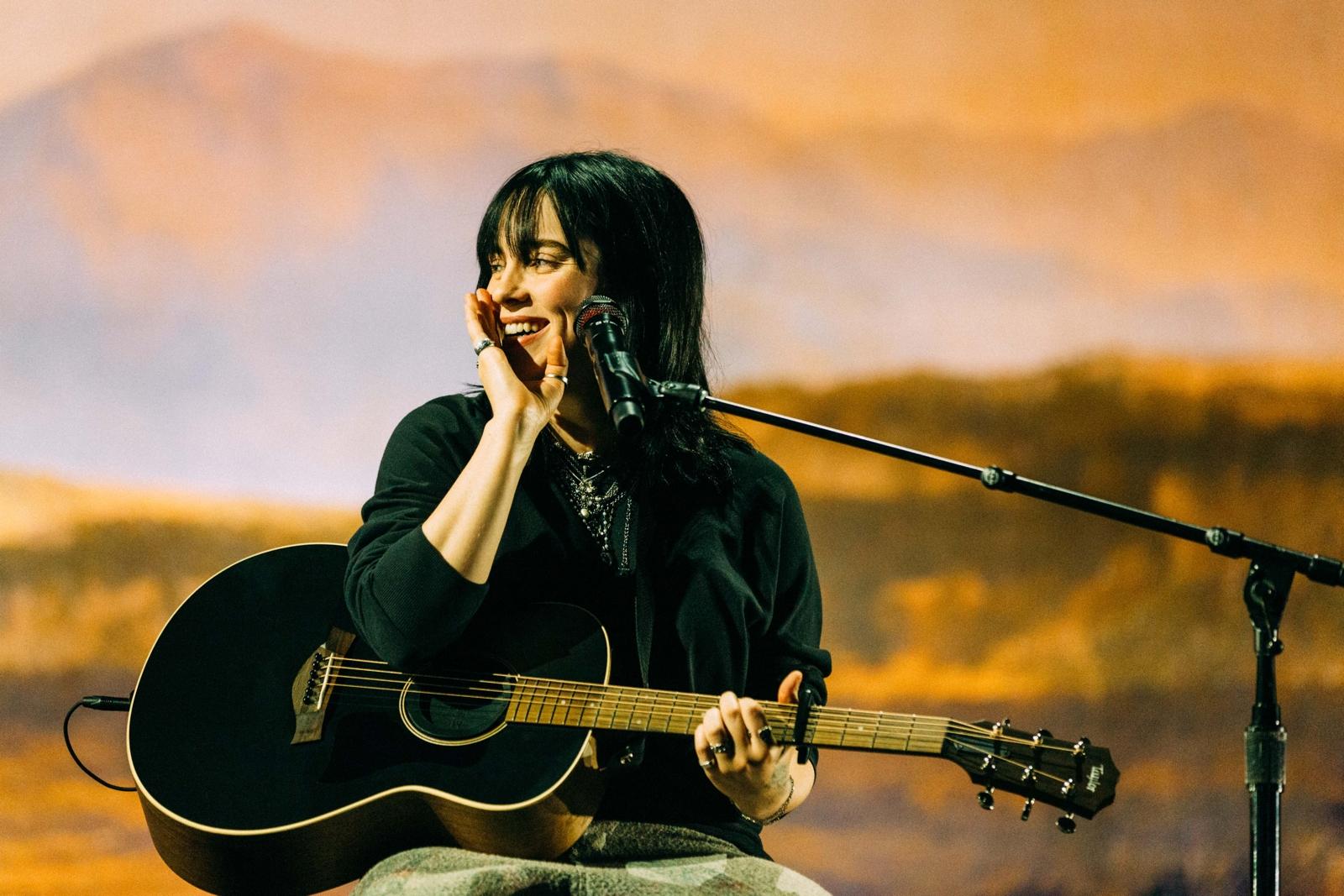 Billie Eilish mit Gitarre beim Konzert in Bonn am 1. Juni 2022 bei der Telekom
