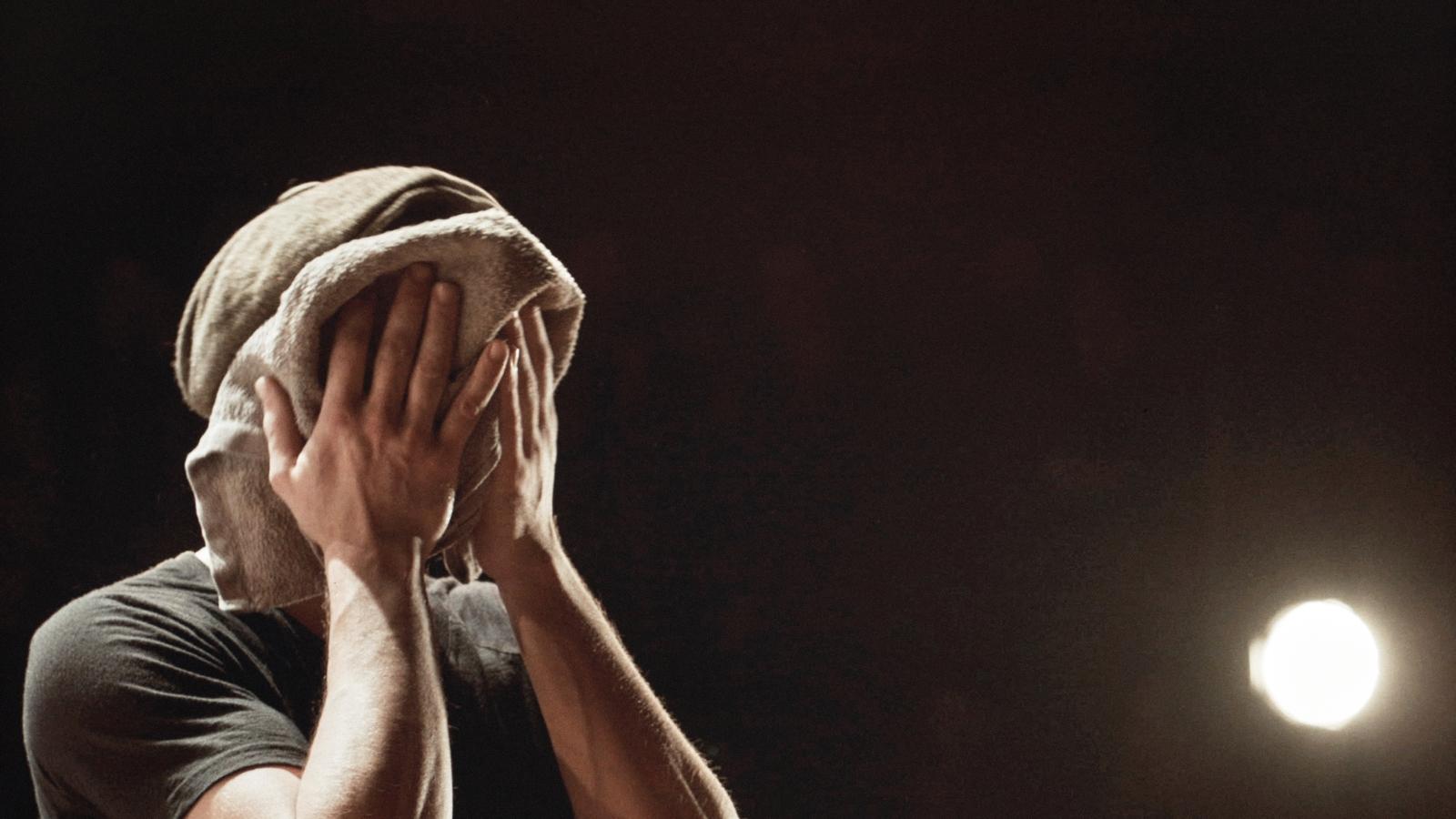 Nils Frahm live auf der Bühne mit Handtuch