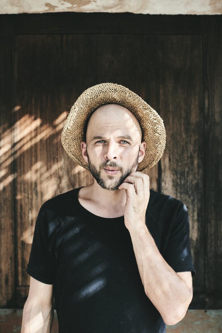 Nils Frahm mit Sonnenhut