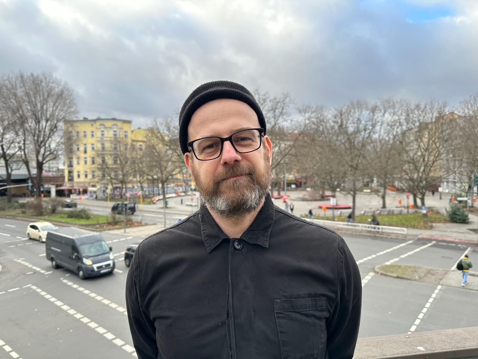 Daniel Spindler von Sinnbus auf der Terrasse des Büros am Berliner Nettelbeckplatz