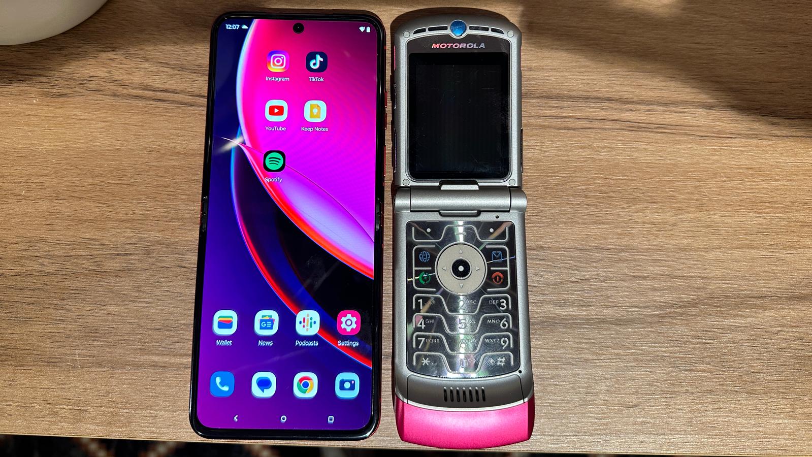 Motorolas razr 40 ultra closer