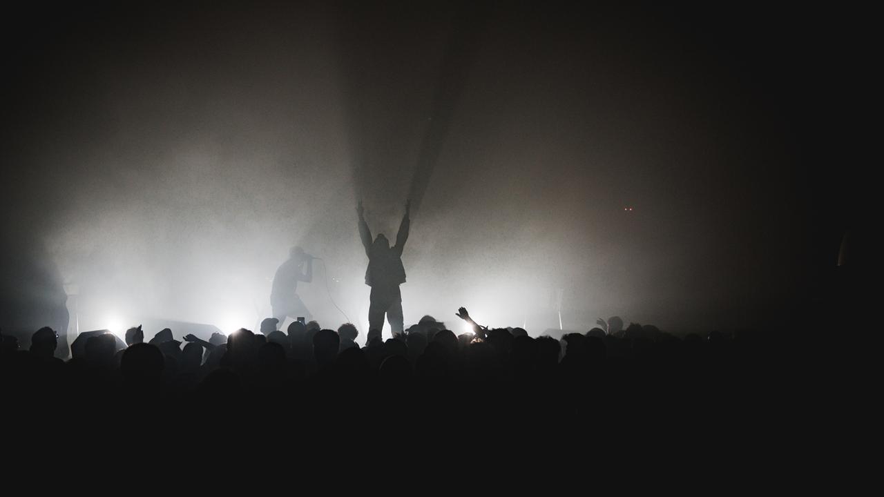 Eine Momentaufnahme des WOS Festivals 2022 mir Künstlern im Hintergrund