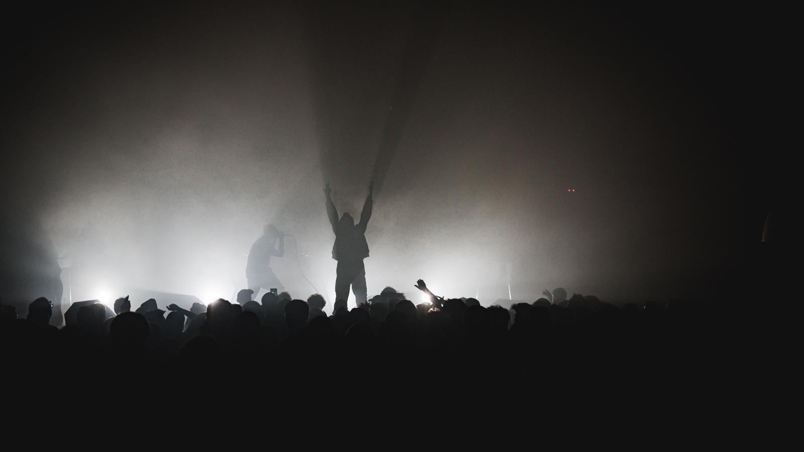 Eine Momentaufnahme des WOS Festivals 2022 mir Künstlern im Hintergrund