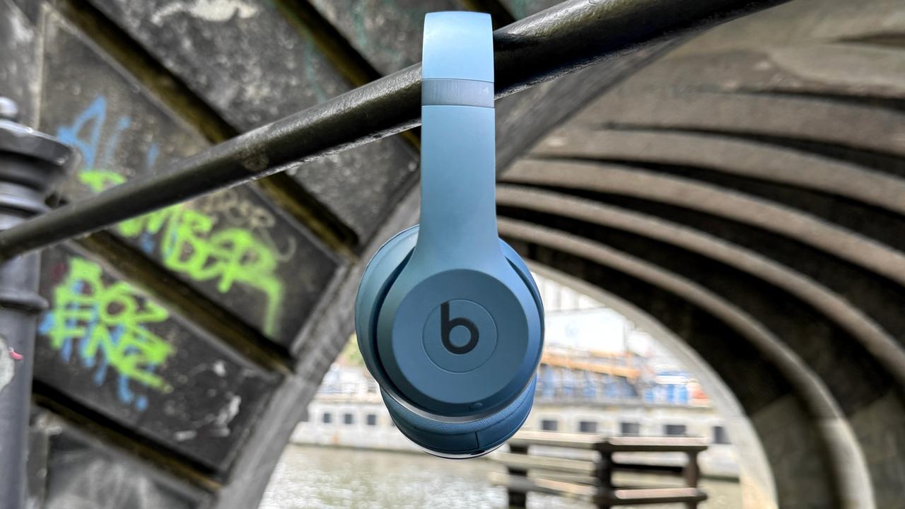 Der Beats by Dre Solo 4 Kopfhörer in blau an der Museumsinsel Berlin