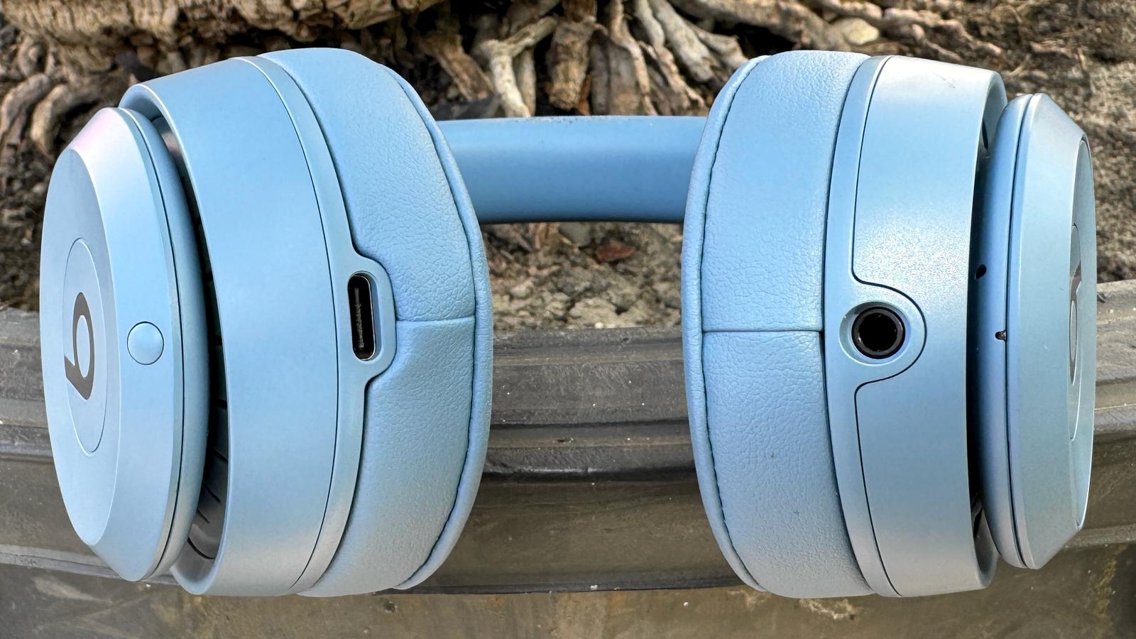 Die Anschlüsse des Kopfhörers Beats by Dre Solo 4