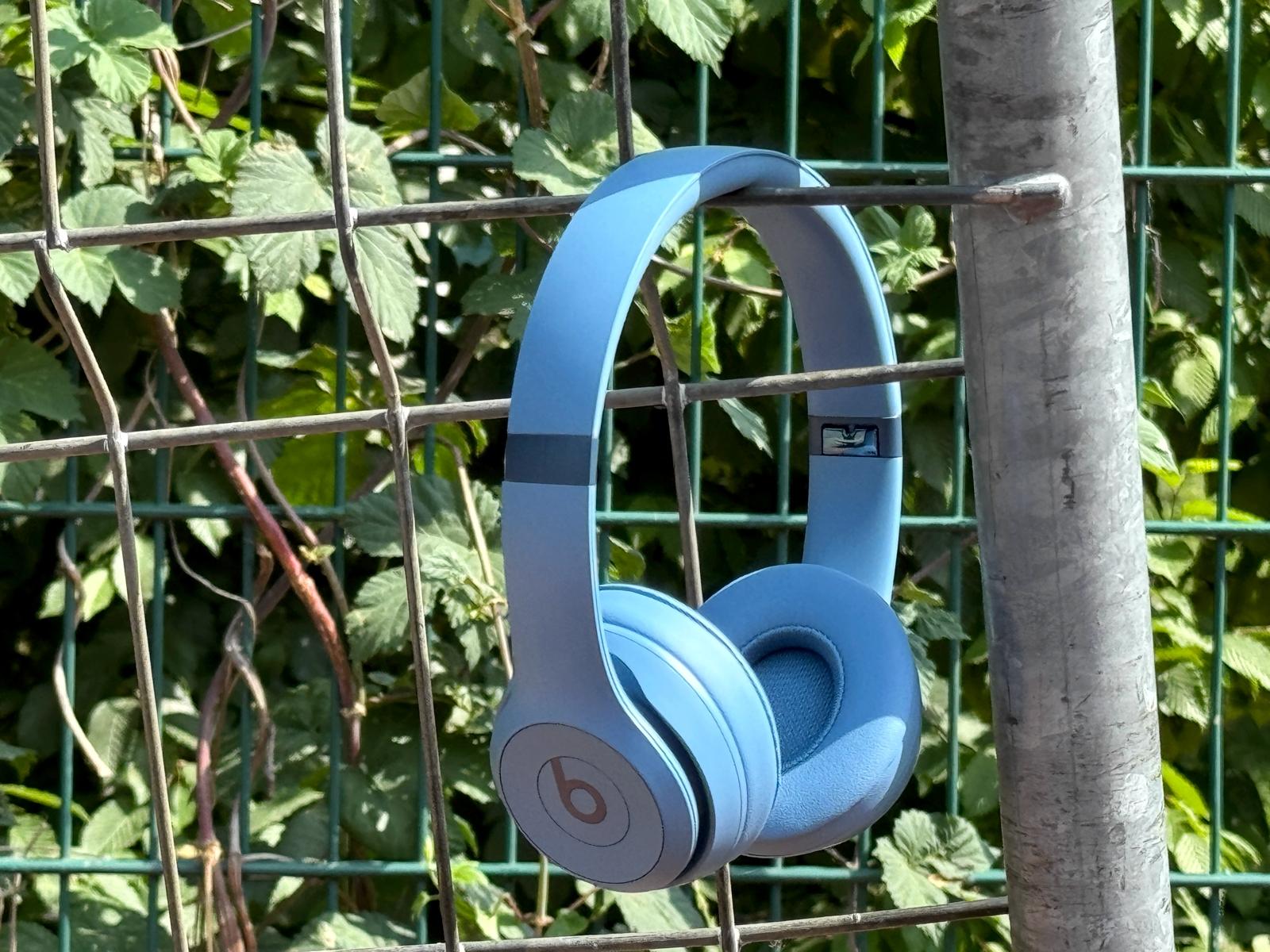 Kopfhörer Beats by Dre Solo 4 hängt am Gitter