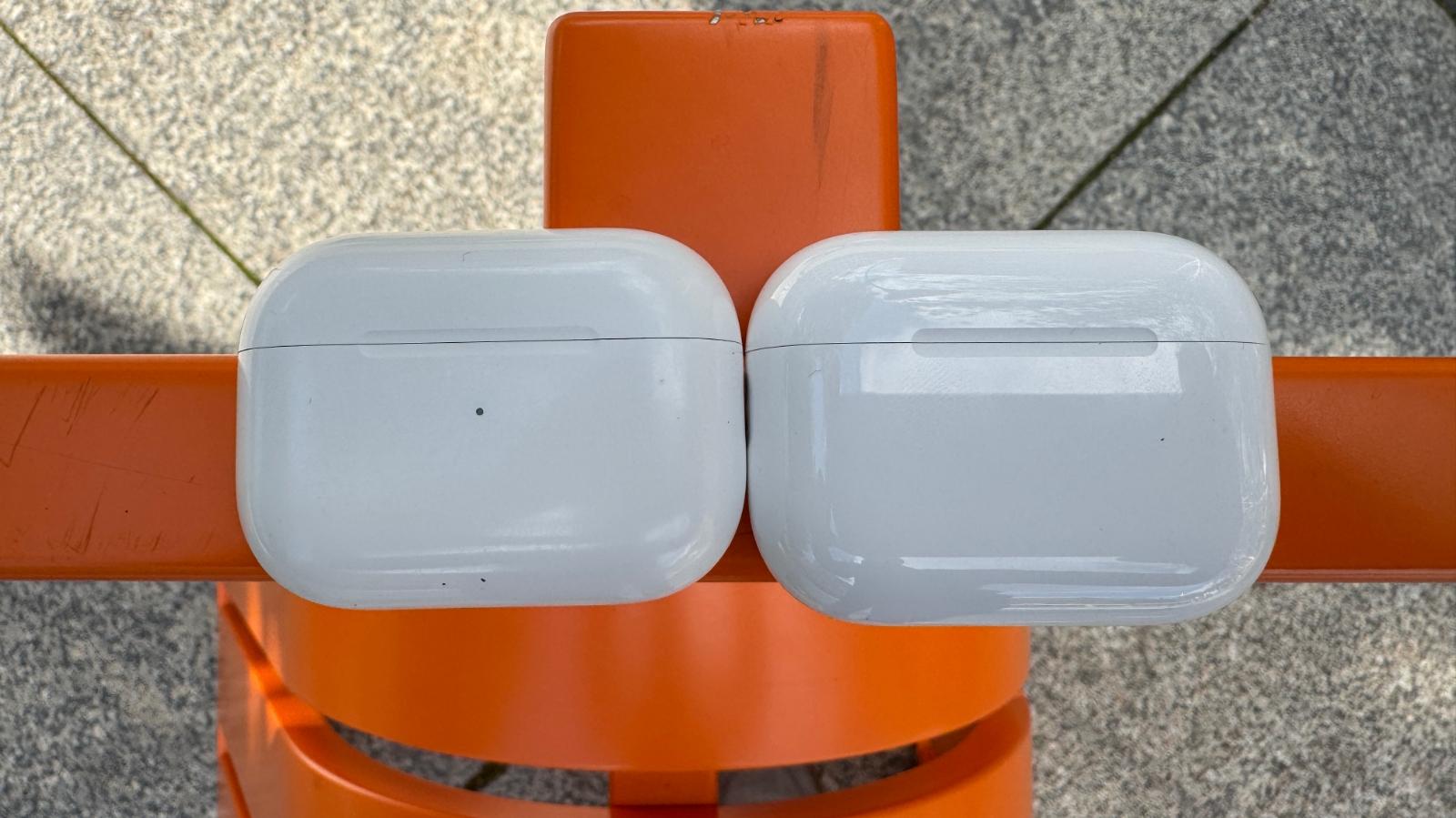 Die Ladecases der AirPods Pro 2 und Pro 3 nebeneinander