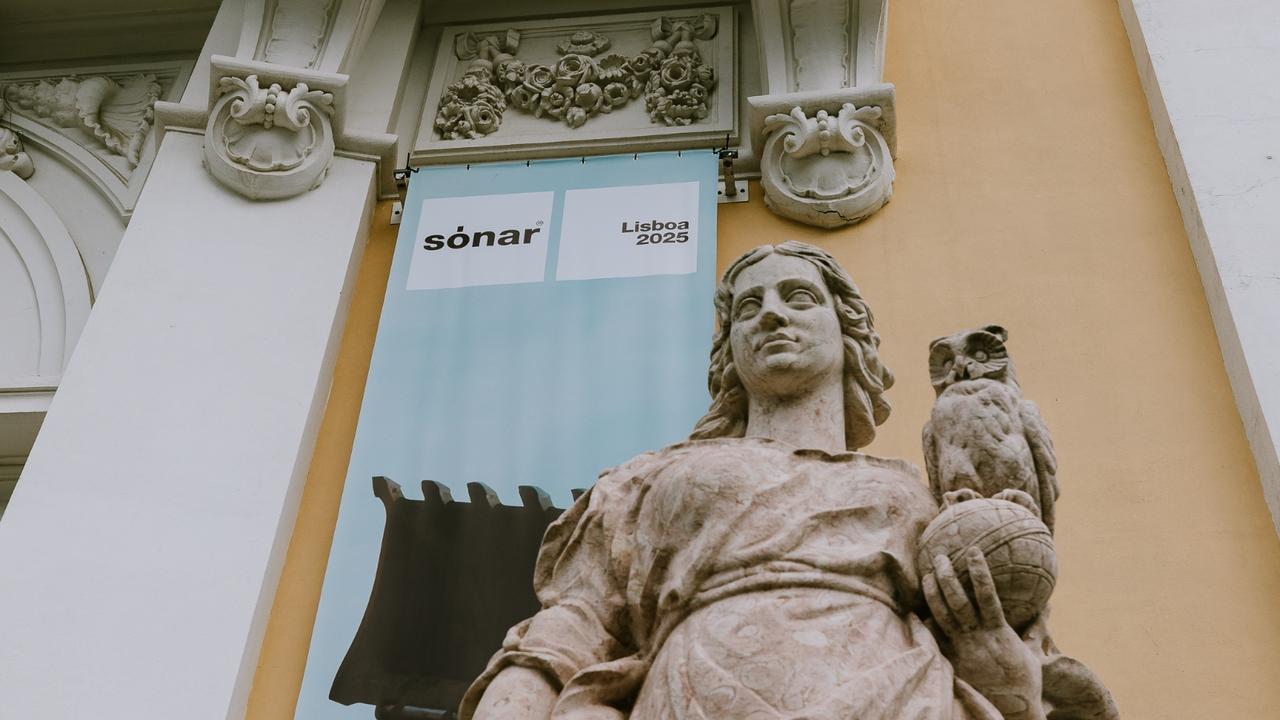 Sonar Lissabon Ein alter Palast in Lissabon mit Festival Flagge 2025