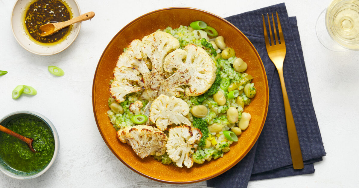 Risotto met pesto, bloemkool ’steaks’, tuinbonen Recepten uit onze