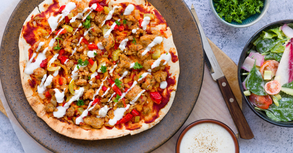 Turkse pizza met kipgehakt en spinazie Recepten uit onze maaltijdboxen De Krat Turkse pizza met kipgehakt en spinazie Recepten uit onze maaltijdboxen De Krat