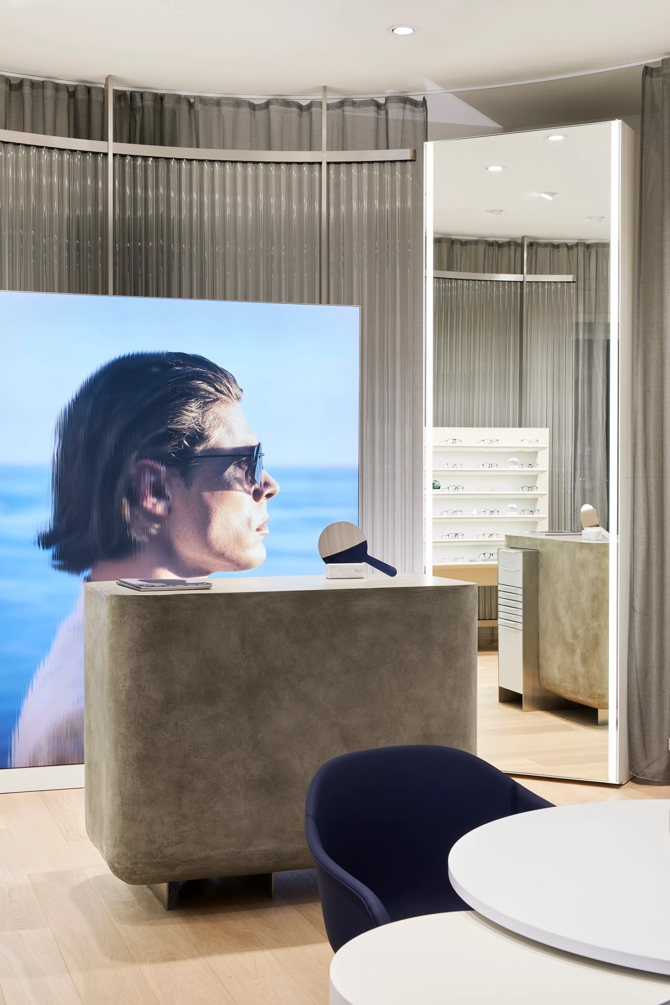 Beratungstisch im House of Silhouette, gestaltet von Ippolito Fleitz Group mit HearDis! In-Store-Musik-Kuration