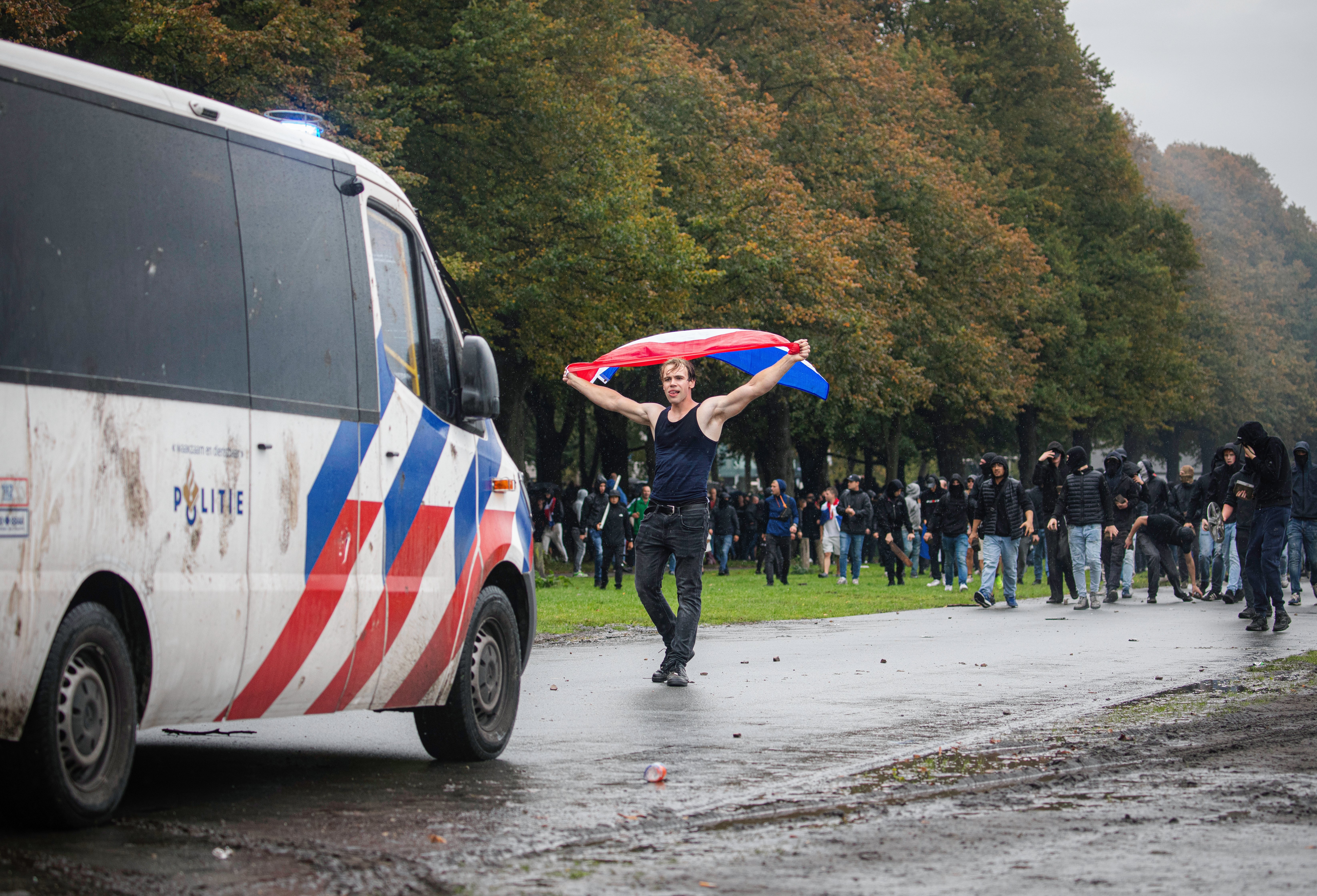 Els Rechts'in Lahey'de düzenlediği göçmen karşıtı protesto sırasında polis göstericilerle çatıştı. Huzursuzluk tırmandı ve bir polis arabası ateşe verildi, 20 Eylül 2025.