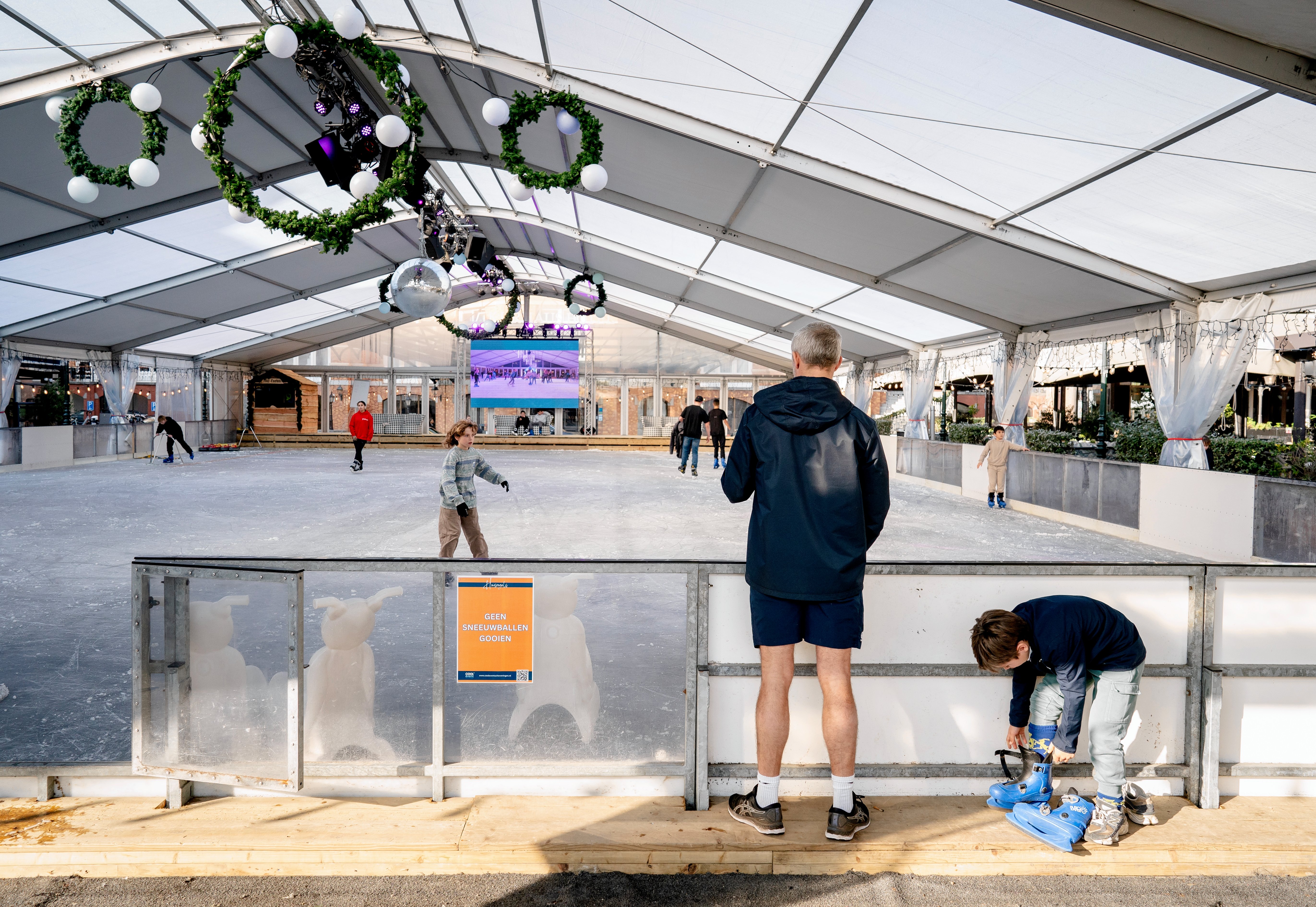 Visitantes a la pista de hielo artificial.
