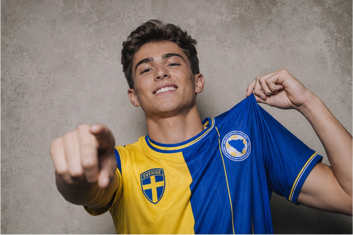 Modell i United By Pride supportertröja