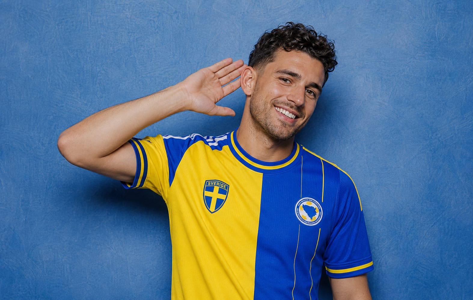 Modell mot blå bakgrund i supportertröjan