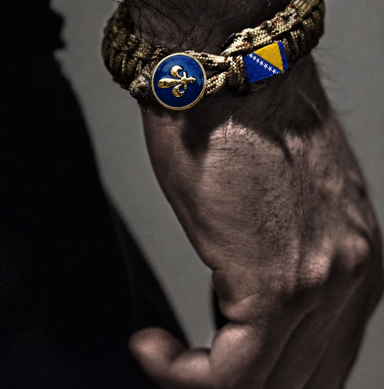 United By Pride armband på handleden