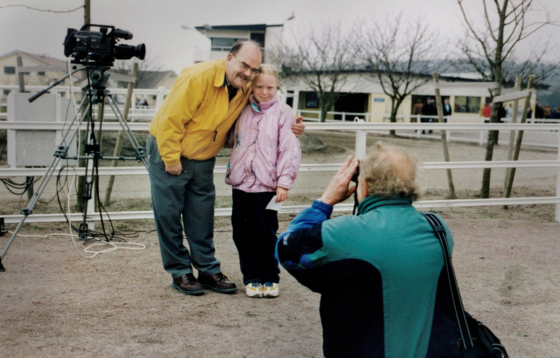 En flicka tillsammans med Leif Loket Olsson på Åbytravet 1999