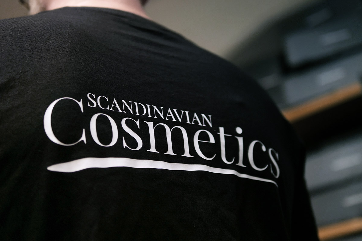 Medarbetare på Scandinavian Cosmetics i profilplagg med tryck